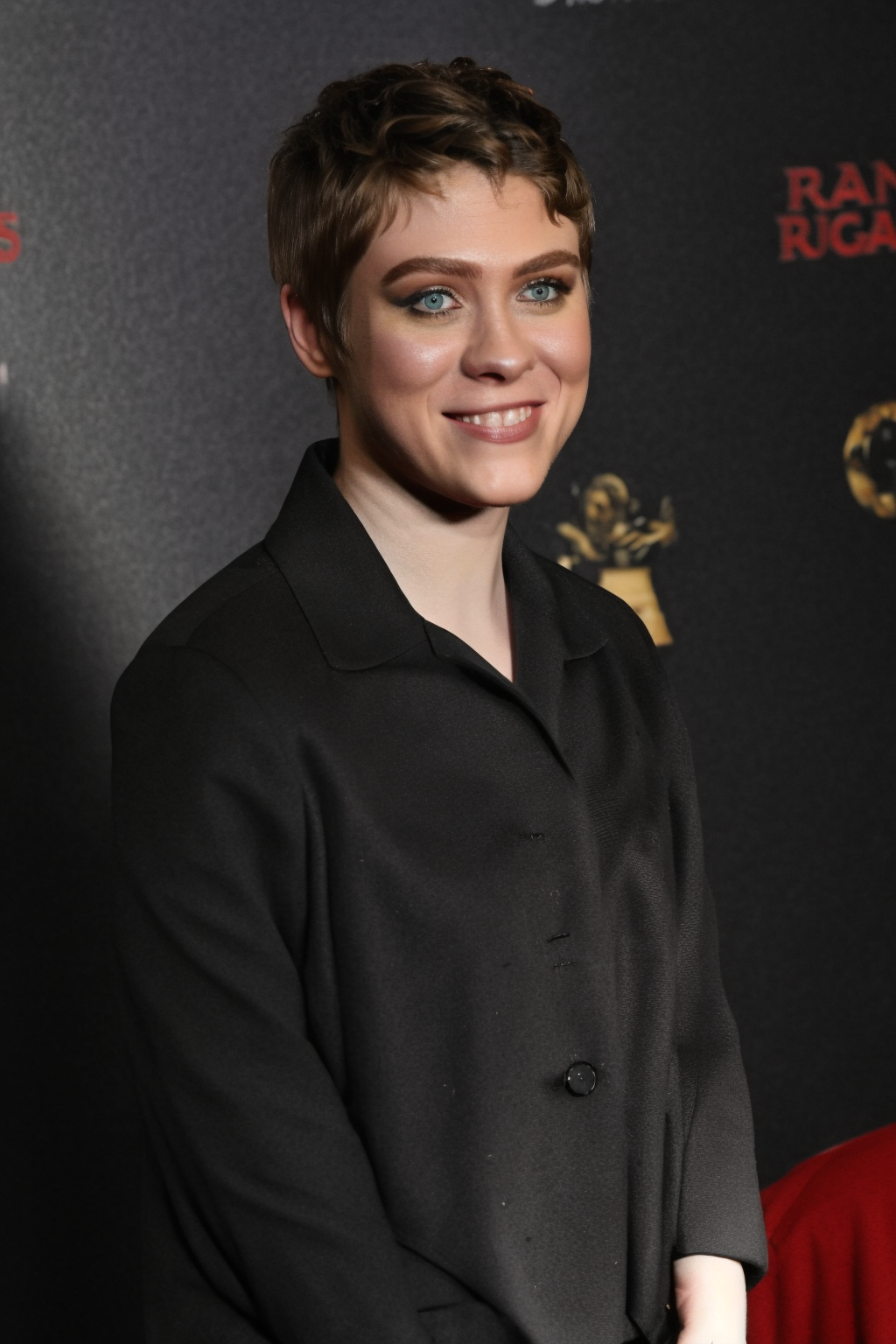 00016-medium shot of sophialillis lora Sophia Lillis 000016.png